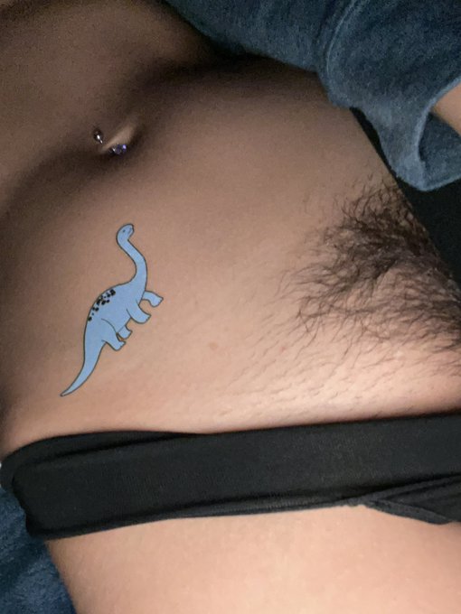 got a dino tramp stamp !! 🦕😈  more weird shit i do at:  https://t.co/5IhoobnzOd https://t.co/2QDfRfr