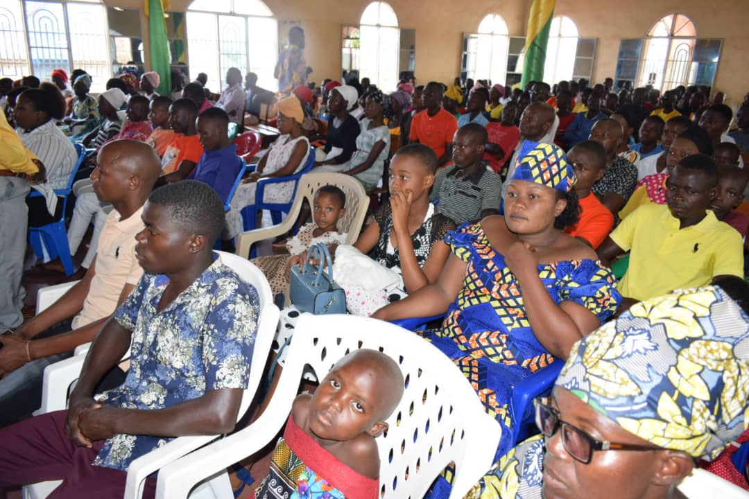 #Burundi Le premier ministre Alain Guillaume Bunyoni et son épouse partagent la prière, les louanges et la parole de Dieu avec les chrétiens de l'Eglise Emmanuel de #Bihara en zone Kanyosha, commune Muha, @MairieBuja.