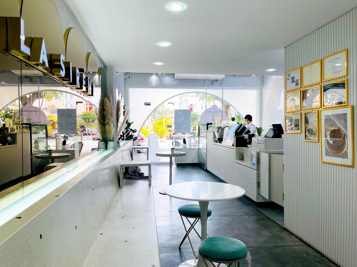 tlesri's tweet photo. Cafe La Sirene Hadyai ร้านนี้คือเกาหลีมาก ได้ใบเซอร์จากเกาหลีมาด้วย รสชาติกาแฟเข้มข้นยิ่งได้กินคู่กับครัวซองค์คือดีอ่ะ ขนมน่ากินทุกอย่าง รอบนี้เสียดายไม่สะดวกกินที่ร้าน มารอบหน้าไม่พลาดแน่ การตกแต่งร้าน ขนมกาแฟ มันฟีลเกาหลีจริงๆอ่ะ @aroii #อร่อยบอกต่อ #รีวิวหาดใหญ่ #รีวิวคาเฟ่ https://t.co/vxdsJLRg8e