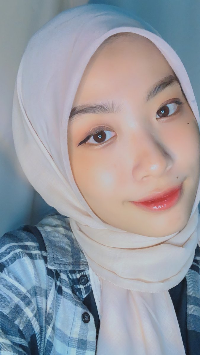 putridanny's tweet photo. Kalian #teamglossy lips atau #teammatte nih?? Aku dulu matte! Gbs bgt pake yg glossy karna gabetah tp skrg malah kalo gapake lipgloss kayak ada yg kurang 🤣 https://t.co/pEs5V5rhqW
