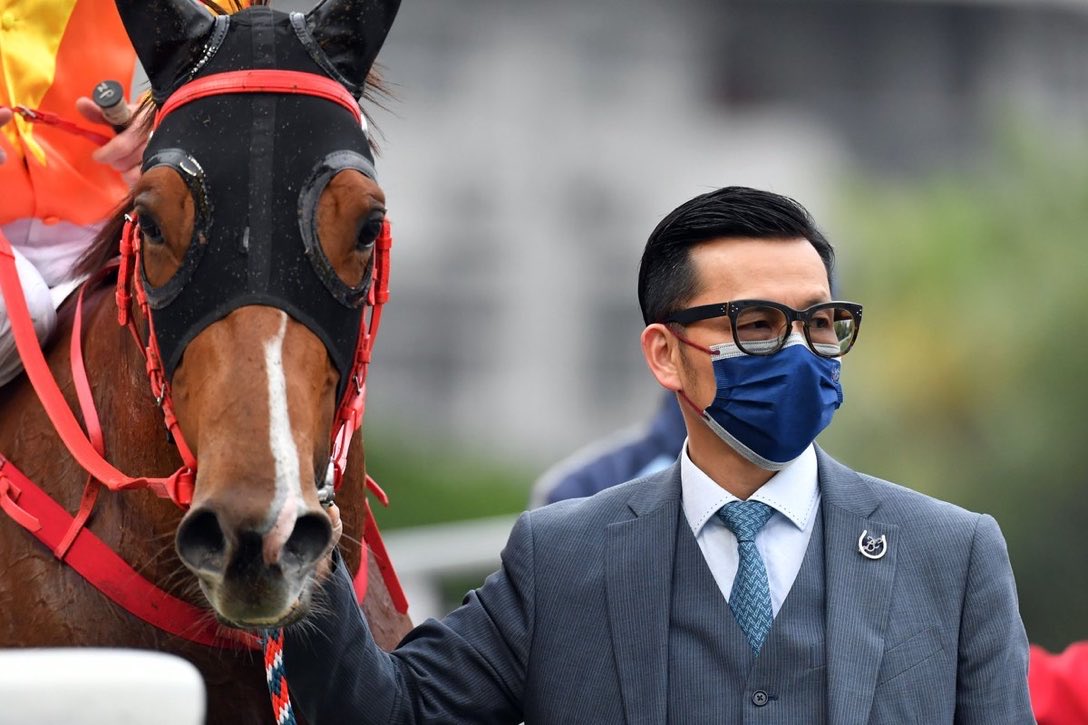 HKTurf's tweet photo. [LIVE🔴] #HKRacing #ShaTin 🇭🇰 #R6C8 Le plus grand fav de la journée est le 8 #MasterEight à 1,40.
Il est invaincu en deux sorties et voilà ce qu’en dit son entraîneur Frankie Low avant cette rentrée : « Il doit encore apprendre à se détendre… https://t.co/9XwlfP9azO