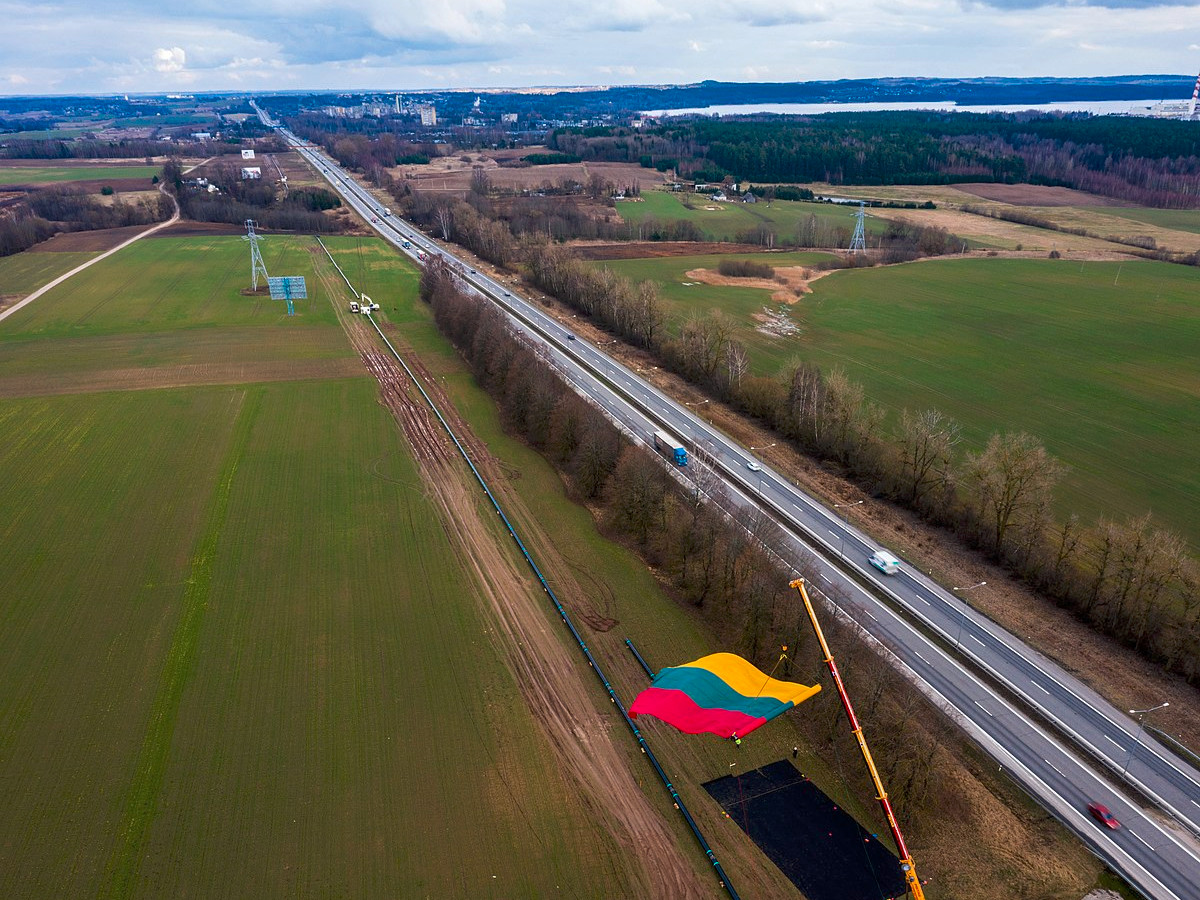 🇵🇱🇱🇹Symboliczny złoty spaw połączył systemy gazowe obu krajów. Będzie to miało ogromne znaczenie dla Trójmorza i wzmocni niezależność energetyczną regionu od Rosji, komentuje: dr Tomasz Teluk

👉trimarium.pl/polsko-litewsk…