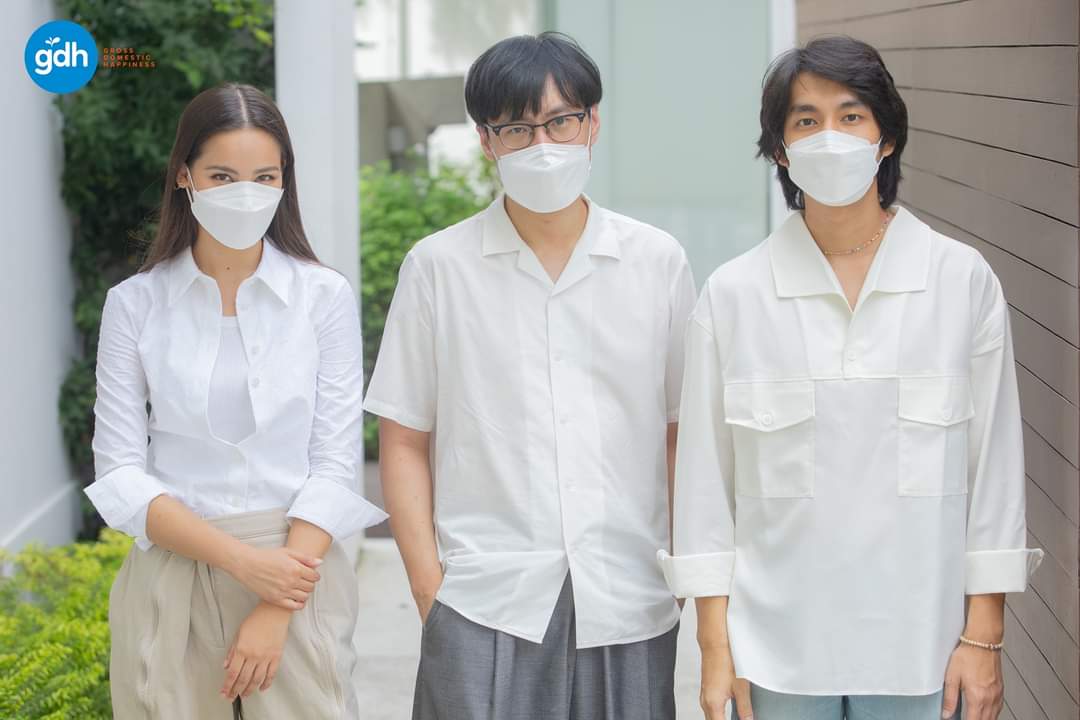 GDH เปิดบ้าน บวงสรวงโปรเจกต์หนังใหม่ ‘FAST &amp; FEEL LOVE’ (Working Title) โดยผู้กำกับ เต๋อ นวพล กับการรวมทีมนักแสดงอย่าง ณัฏฐ์ กิจจริต, ญาญ่า-อุรัสยา , โปเต้-อนุสรา และ ปริมมี่-วิพาวีร์ 
แล้วพบกับภาพยนตร์รักเร็วทันใจสไตล์ “นวพล” 
เจอกัน 2565 ในโรงภาพยนตร์
#ญาญ่า #urasaya #urassayas