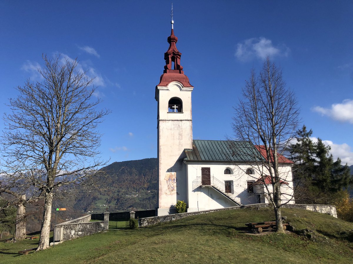 swislar's tweet photo. Nisem veren, ampak cerkvica Sv. Ivana me vedno povabi noter. Zgodovina priča o prastarih kulturah, ki so pustile sledi tu okrog. Tudi najstarejše glasbilo izbira iz teh krajev... #NeandertalčevaPiščal #DivjeBabe #Šebrelje https://t.co/GwtMFFuahK
