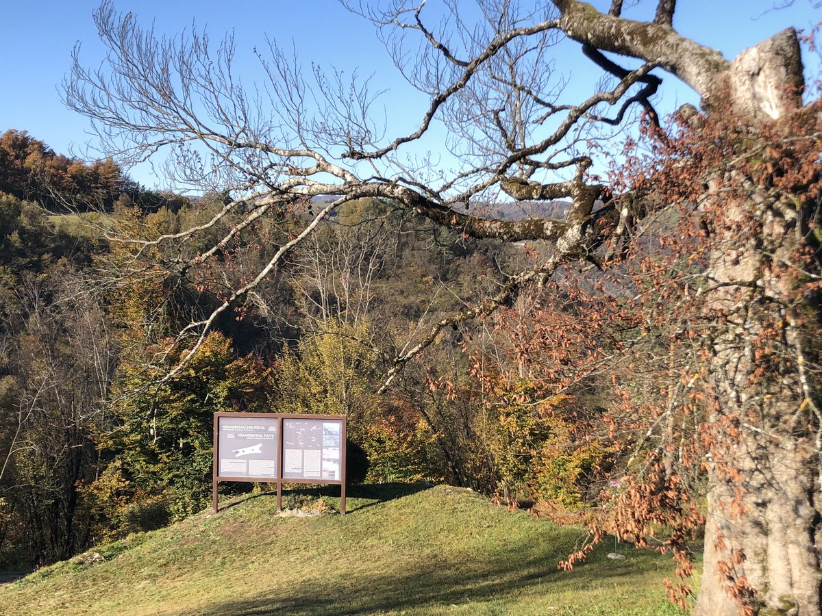 swislar's tweet photo. Nisem veren, ampak cerkvica Sv. Ivana me vedno povabi noter. Zgodovina priča o prastarih kulturah, ki so pustile sledi tu okrog. Tudi najstarejše glasbilo izbira iz teh krajev... #NeandertalčevaPiščal #DivjeBabe #Šebrelje https://t.co/GwtMFFuahK