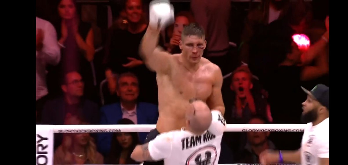 MrTilma's tweet photo. Zoon van 9: 'Die man is pas sterk. Hij tilt gewoon Rico Verhoeven op.'
#GloryCollision3 #ricoverhoeven #TeamRico https://t.co/ppLWJ3ERY3