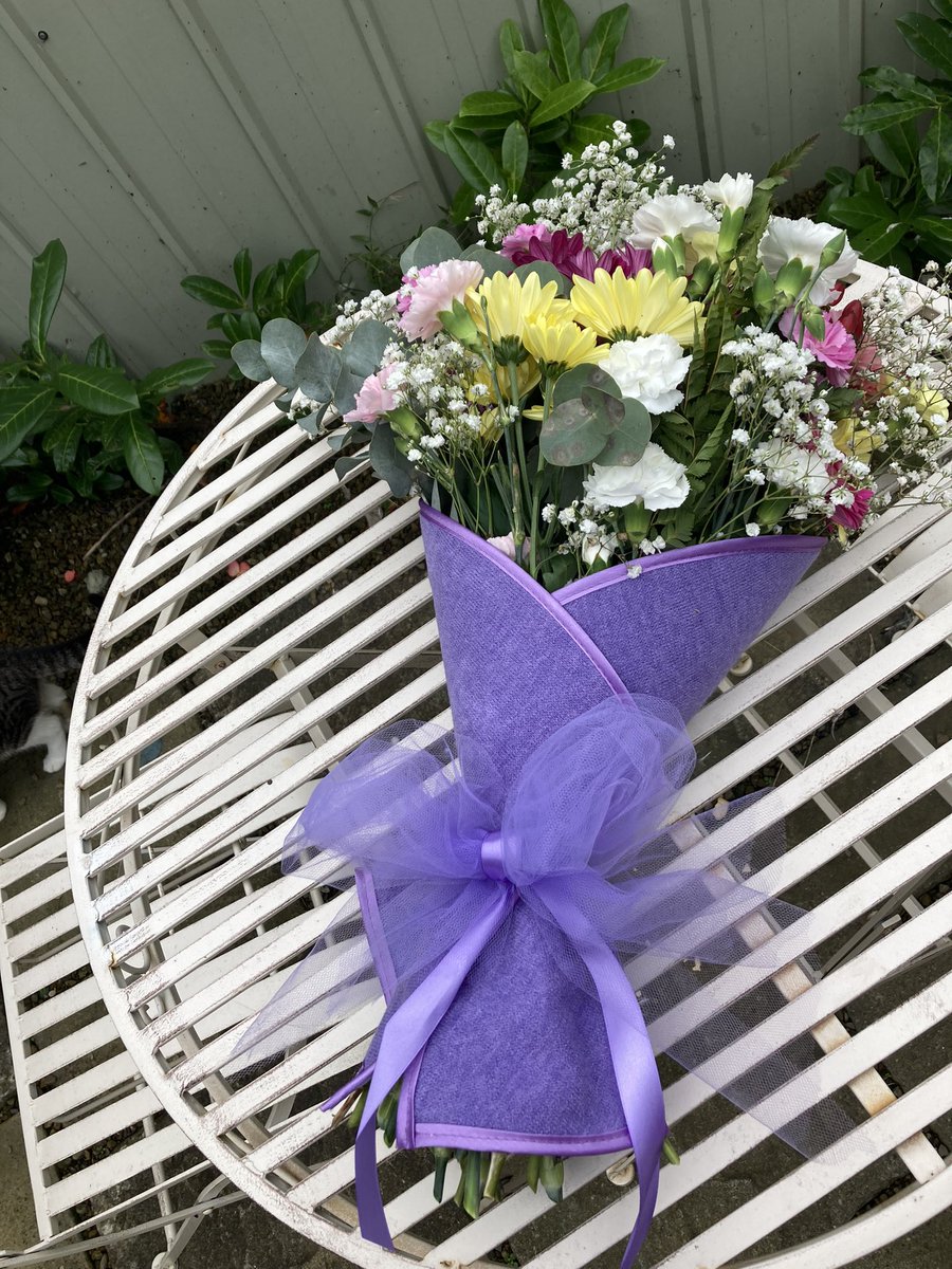 Happy Bank Holiday Weekend! Here’s a dressed bouquet for a special lady 🌸 #twittermagic #flowers #bouquet
