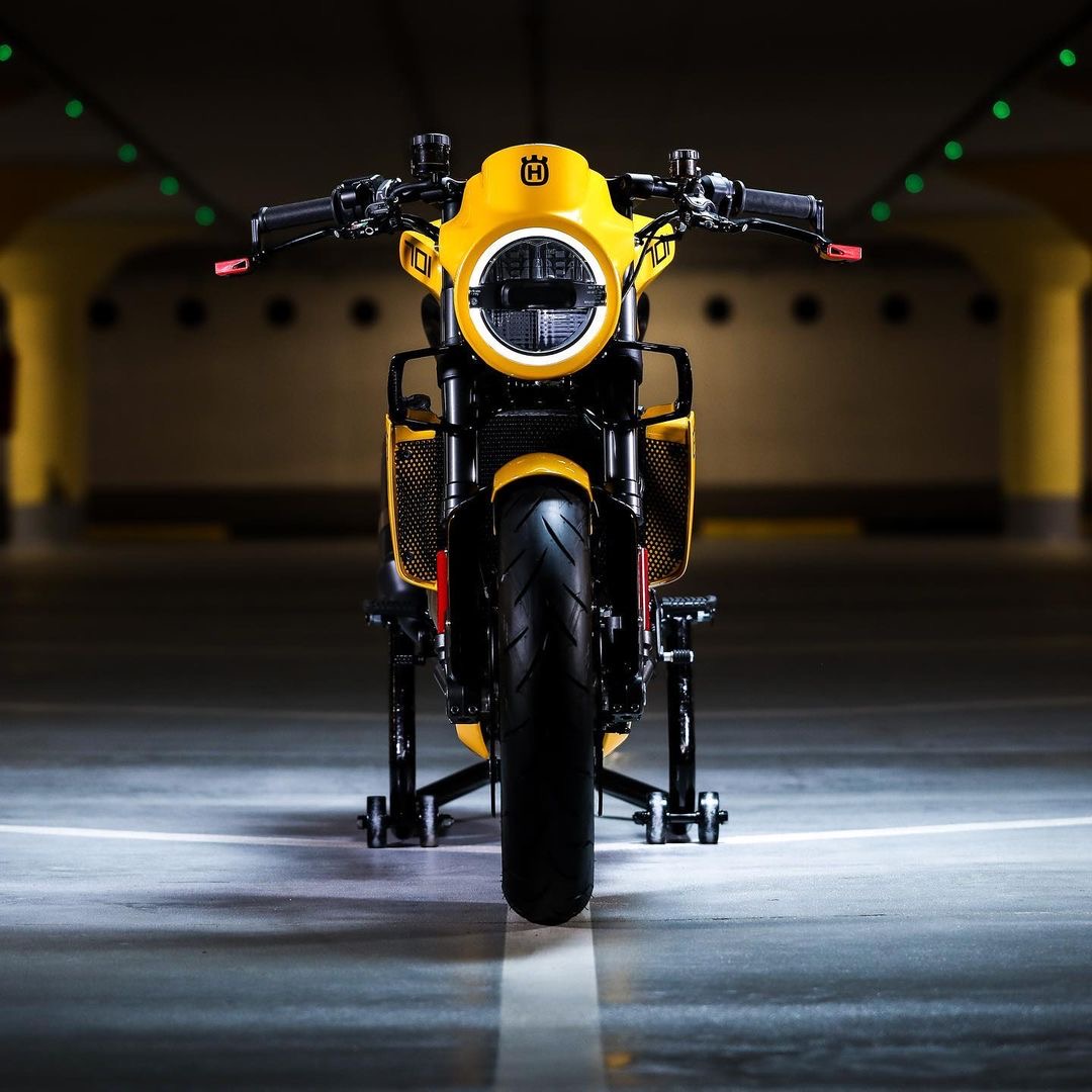 TheDailyRideUp's tweet photo. “Bumble Bee”
Husqvarna Vitpilen 701 by Gas&Retro.
Grab Bag
- 701cc
- All parts are bolt-on
- Headlight mask and bodywork from @ermotorcycles
- Revised licenplate holder
- Titanium mesh for the exhaust exit.
- LED headlight
- Upgraded 43mm Showa BFF forks
#TheRideUp #motorcycle https://t.co/ud85mDRMy8
