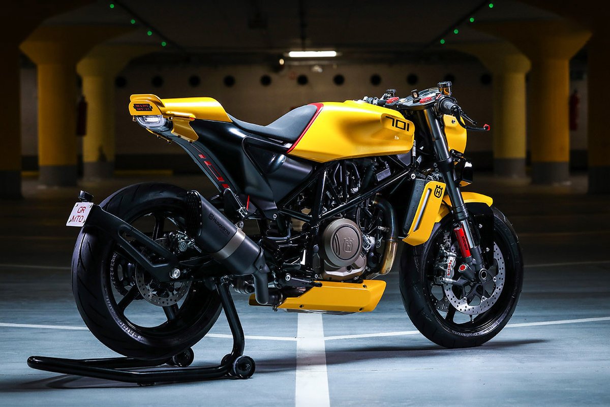 TheDailyRideUp's tweet photo. “Bumble Bee”
Husqvarna Vitpilen 701 by Gas&Retro.
Grab Bag
- 701cc
- All parts are bolt-on
- Headlight mask and bodywork from @ermotorcycles
- Revised licenplate holder
- Titanium mesh for the exhaust exit.
- LED headlight
- Upgraded 43mm Showa BFF forks
#TheRideUp #motorcycle https://t.co/ud85mDRMy8