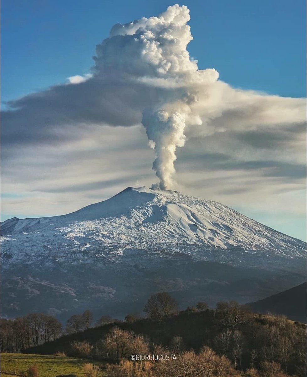 BELLASICILIAN12's tweet photo. RISVEGLI PER CHI VIVE SOTTO DI LEI - ETNA https://t.co/JxoAuRdMMG