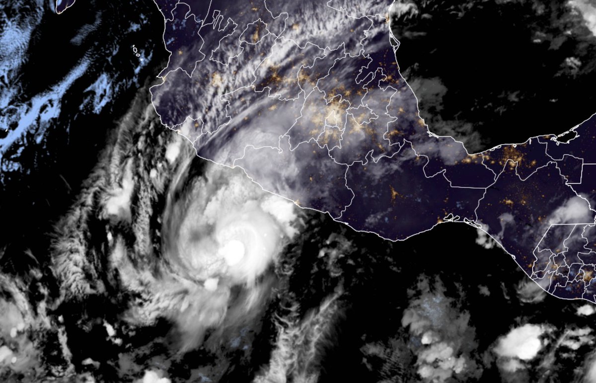  L'#ouragan Rick (cat.1), actuellement positionné à 300 kms au sud-est d'#Acapulco, est en cours d'intensification et devrait toucher le #Mexique ce 25 octobre en cat3, accompagné de rafales de vent pouvant atteindre les 200 km/h. Image sat RAMMB. #HurricaneRick #Mexico 