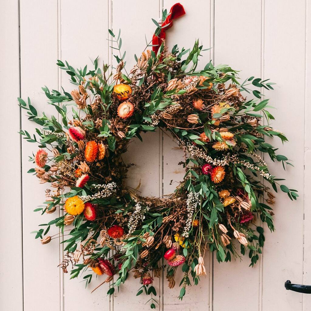 How to create everlasting dried flower wreaths without plastic sounds like it ought to be very doable......
.
.
.
.......but in a quick internet search today, somewhere in those very natural looking wreaths....it was clear the plastics were lurking......… instagr.am/p/CVZ0wUosF8q/