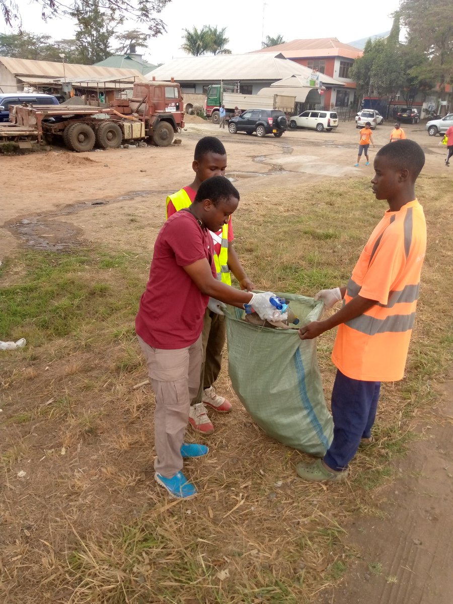 change4futuretz's tweet photo. On weekends We do not just Sit and Gossip, We do something for our environment. Join the Campaign every Saturday From 9am to 11 am.#change4future https://t.co/iVxpO8bemA