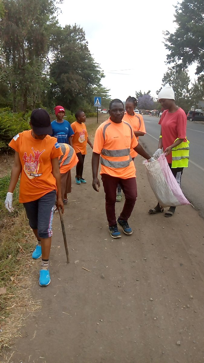 change4futuretz's tweet photo. On weekends We do not just Sit and Gossip, We do something for our environment. Join the Campaign every Saturday From 9am to 11 am.#change4future https://t.co/iVxpO8bemA