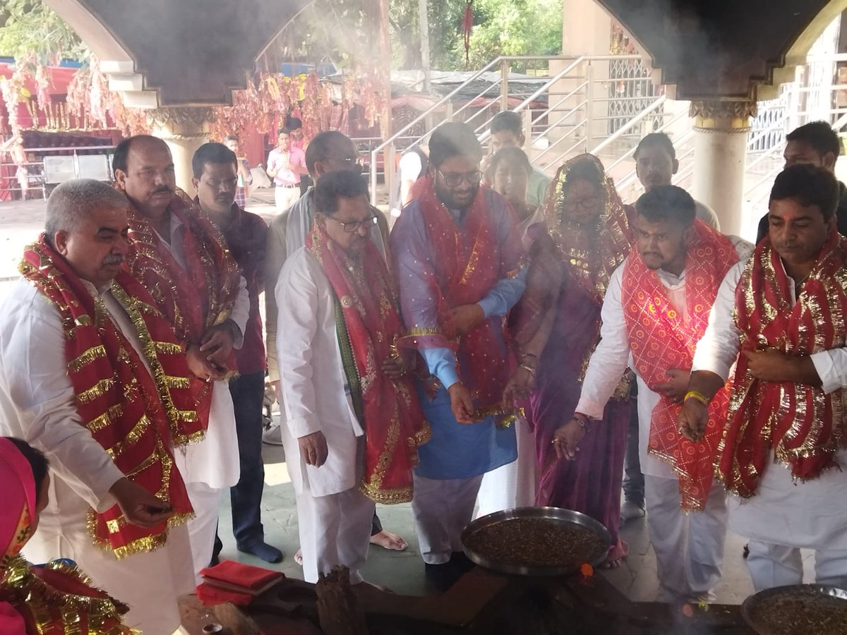 INCUttarPradesh's tweet photo. कांग्रेस की प्रतिज्ञा यात्रा के दौरान लखनऊ के मां चंद्रिका देवी मंदिर में वरिष्ठ कांग्रेस नेता श्री @plpunia जी, श्री @pradeepjain52 जी, श्री @Rakesh_Sachan_ जी, श्री @LalanKumarINC जी सहित तमाम नेताओं ने हव��-पूजन किया।  

#कांग्रेस_की_प्रतिज्ञाएँ https://t.co/6hKeeEY9KW