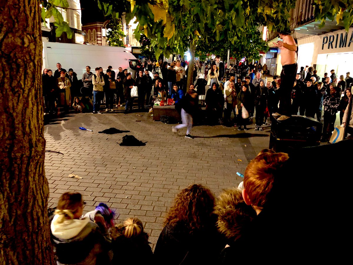 fringe_lpool's tweet photo. Street theatre running late into the night last night … Great atmosphere in the city centre of #Liverpool this evening 🎭🪜🔮🦉🖤🎩 #ArtsAfterDark 🍁 https://t.co/EjnnxczKXV
