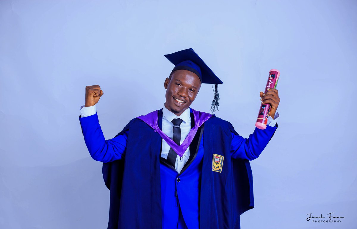 MaisunaHassan's tweet photo. I'm finally a graduate 🎓🎓

#unilorinconvocation #unilorin2021
#latestgraduate #unilorin #36thconvocation #tems #burna #lewis #jesus #skf1 https://t.co/edd1IJIwjF