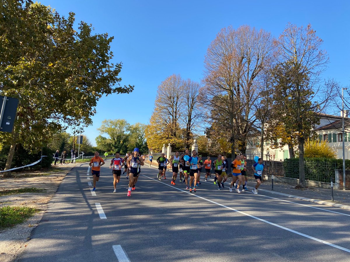 SerenissimaVe's tweet photo. #VeniceMarathon🏃🏻♀️
Eccovi alcuni scatti dalla Riviera del Brenta, dove oltre 4mila atleti stanno affrontando la gara di 42km 📷
Seguite la diretta👇🏻
https://t.co/3Lw9UqmKjD
#Venezia1600❤️🦁
#RunningVenice https://t.co/Hqfkcbc3MM