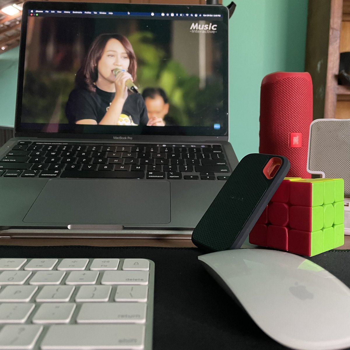 Happy Asmara - Lemah Teleh (Music Interactive) sudah ditonton 40 juta kali, dan masih belum bosan saya memutarnya (kadang jadi backsong saat kerja).

Saya juga tak tahu kenapa mulai menyukai lagu-lagu Jawa yang dikoplo seperti ini.

Selamatkan soremu dengan menyenangkan, yaaak~