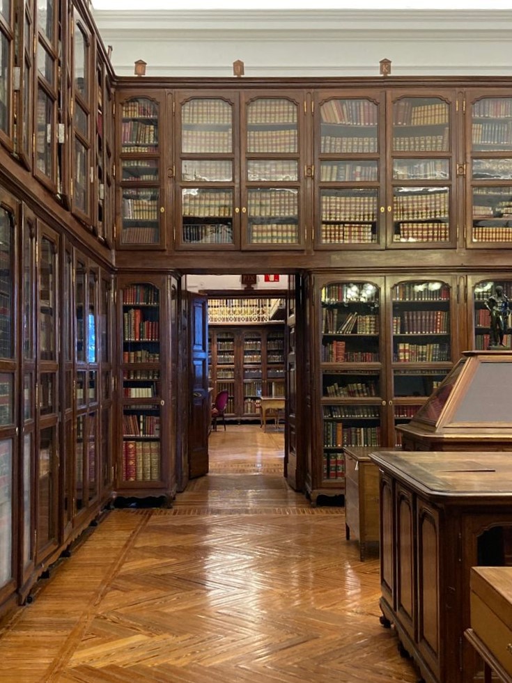 PatrimNacional's tweet photo. 📔¡Feliz #DíaDeLasBibliotecas! Hoy os mostramos algunos ejemplares disponibles en la #RealBibliotecaDigital. El fin de este proyecto es facilitar progresivamente el acceso a nuestras colecciones bibliográficas, como las del Palacio Real de Madrid y del Monasterio de El Escorial👇 https://t.co/JUIXjKGY2t
