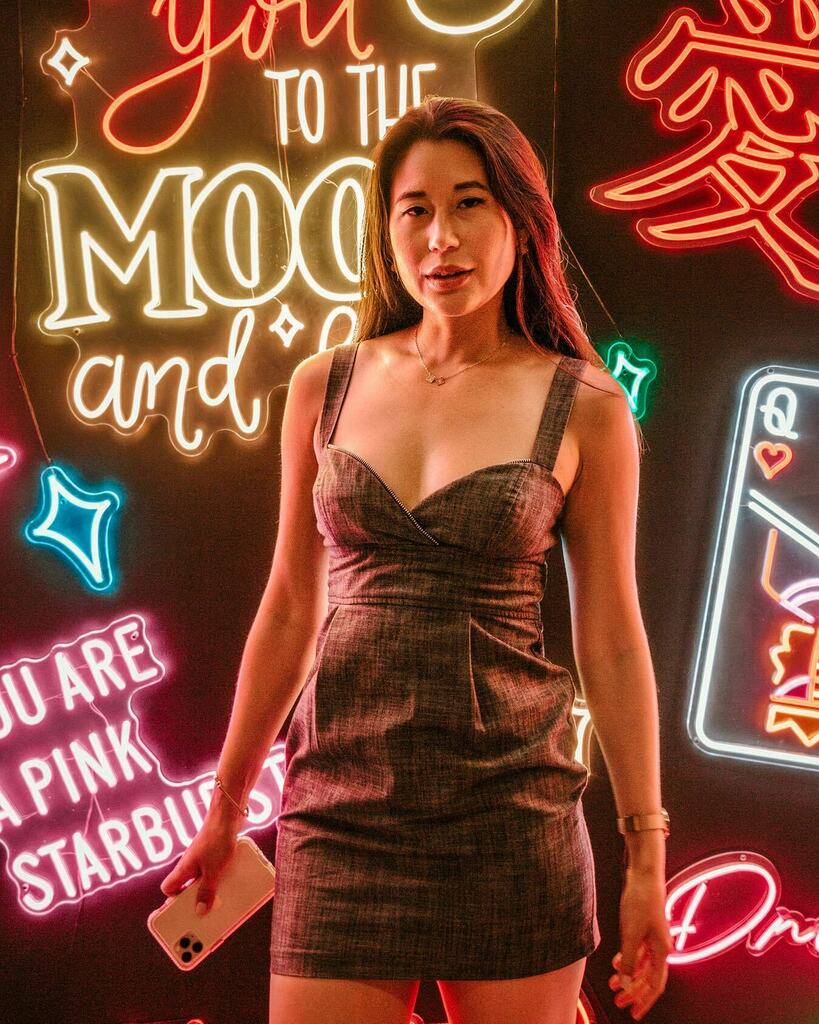 So much N E O N 
⠀⠀⠀⠀⠀⠀⠀⠀⠀
//
⠀⠀⠀⠀⠀⠀⠀⠀⠀
photog <a href="/julie/">Julie</a>.bruns
@moonandbackgallery x @chatimecanada

Wearing #gifted @plumflowercreations @monicavinader @catjaniga @danielwellington

#yvrevents 
#neonaesthetic 
#vancouverbloggers instagr.am/p/CVZbFI7r5bP/