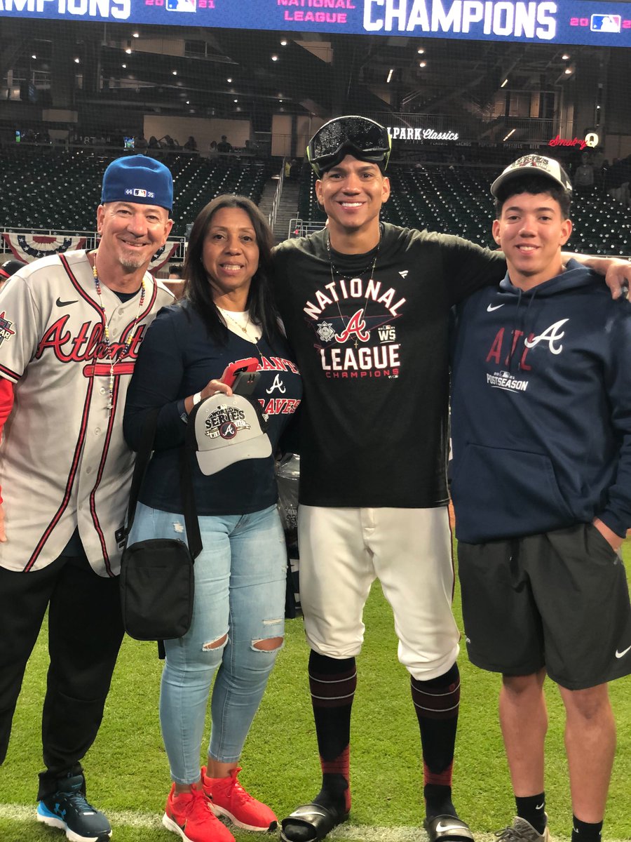 MLBVenezuela's tweet photo. #NLCS 🔜 #WorldSeries. https://t.co/RvISKdYHXM