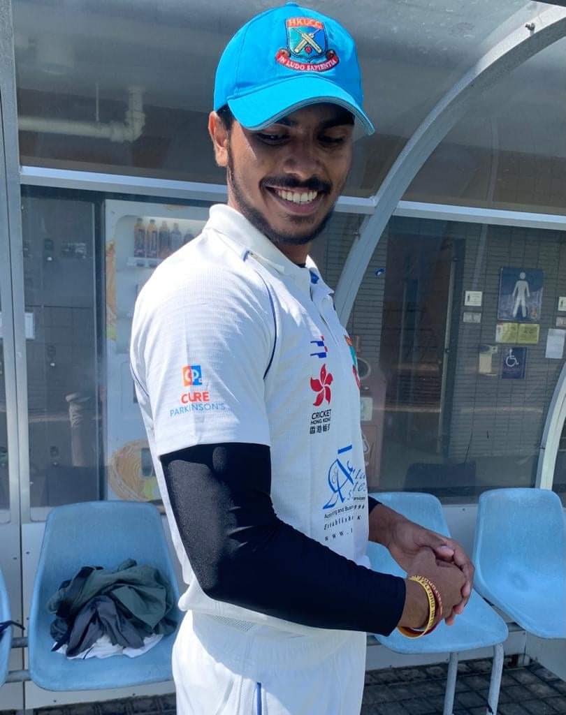 crickethku's tweet photo. Finally Autumn arrived and we fielded first in gorgeous sunshine.  Lancers started well but we pegged them back with regular wickets.  The spin trio of Tiran, Nitesh and Ashwin slowly suffocated the scoring, returning a combined 14.2-2-50-6 - it helps when we take our catches. https://t.co/vD3GxqYzk2