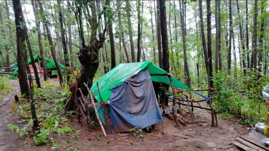 ChindwinPost's tweet photo. A small number of internal displaced persons have been relocated to temporary shelters at the outskirt of Falam town. Four of them have tested positive for #COVID19, complicating the shelter arrangement, local group said. https://t.co/1IP7iggq1E