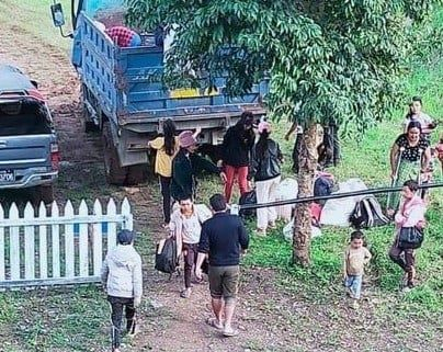 ChindwinPost's tweet photo. A small number of internal displaced persons have been relocated to temporary shelters at the outskirt of Falam town. Four of them have tested positive for #COVID19, complicating the shelter arrangement, local group said. https://t.co/1IP7iggq1E