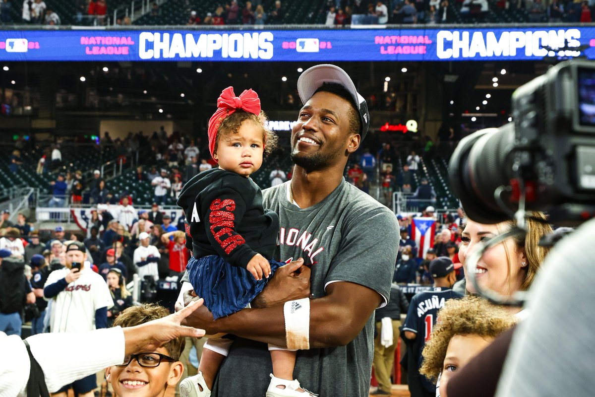 LosBravos's tweet photo. ❤️❤️ ❤️ 

#PorLaA | #BattleATL https://t.co/VCdySy5bt0