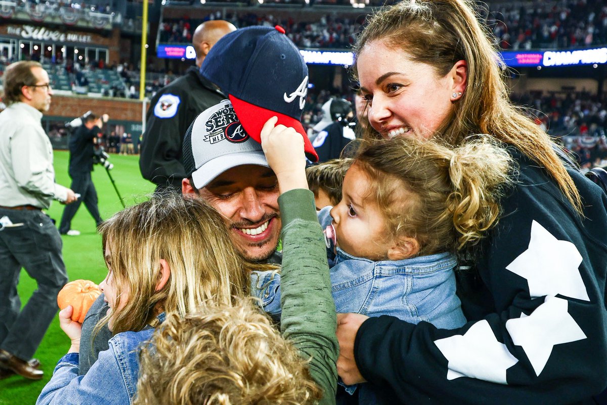 LosBravos's tweet photo. ❤️❤️ ❤️ 

#PorLaA | #BattleATL https://t.co/VCdySy5bt0