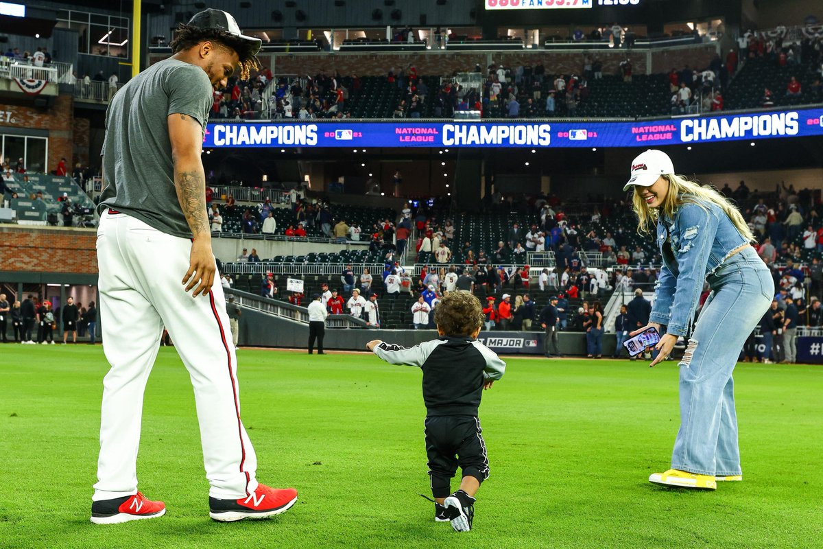 LosBravos's tweet photo. ❤️❤️ ❤️ 

#PorLaA | #BattleATL https://t.co/VCdySy5bt0