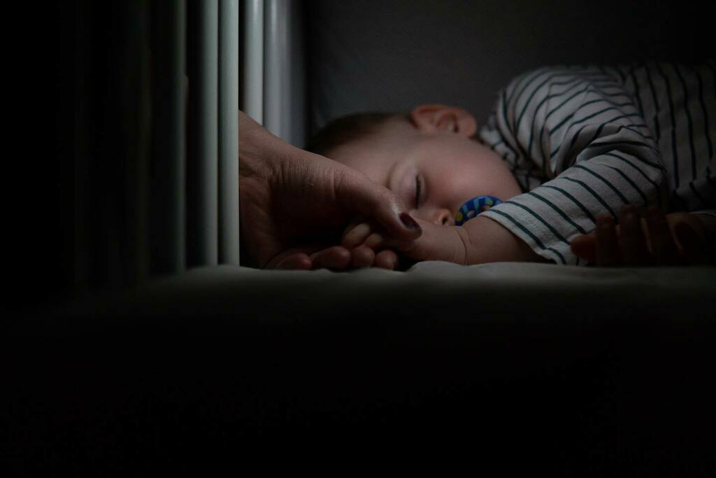 💫This sweet moment titled “A Mother’s Hand”was captured by Mare Anashe for this weeks #52frames_lowkey album. Great shot @as.athera.52frames 👏👏👏 ✨Week 42/52 ✨Theme: Low Key ✨Selected by @devinschampagne ✨Check out the entire album at 52frames.… instagr.am/p/CVZfjvNN-dF/