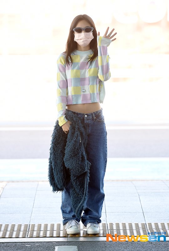 portalblackpink's tweet photo. [PRESS] #JENNIE está indo para Los Angeles, EUA 🇺🇲!

#제니 #블랙핑크 #BLACKPINK @BLACKPINK https://t.co/P7YjNEEA5E