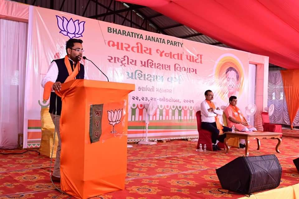 ikashyapjani's tweet photo. આજરોજ @iArvindpatelBJPજીની અધ્યક્ષતામાં રાષ્ટ્રીય પ્રશિક્ષણ વિભાગ દ્વારા ચાલી રહેલા કર્ણાવતી મહાનગર બીજેપીના ત્રિદિવસીય પ્રશિક્ષણ વર્ગના અનુસંધાને બીજા દિવસે પ્રદેશ મહામંત્રીશ્રી @PradipsinhGujજી દ્વારા "સુરક્ષા સામર્થ્ય" વિષય પર પશ્ચિમ લોકસભાના કર્મઠ કાર્યકર્તાઓ સાથે સંવાદ કર્યો https://t.co/6OHk98CGF4