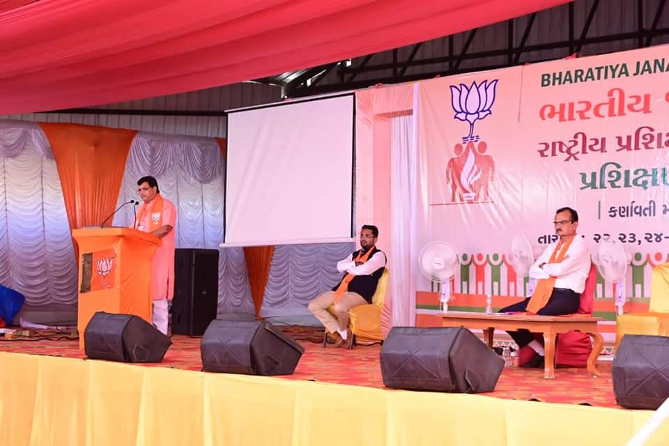 ikashyapjani's tweet photo. આજરોજ @iArvindpatelBJPજીની અધ્યક્ષતામાં રાષ્ટ્રીય પ્રશિક્ષણ વિભાગ દ્વારા ચાલી રહેલા કર્ણાવતી મહાનગર બીજેપીના ત્રિદિવસીય પ્રશિક્ષણ વર્ગના અનુસંધાને બીજા દિવસે પ્રદેશ મહામંત્રીશ્રી @PradipsinhGujજી દ્વારા "સુરક્ષા સામર્થ્ય" વિષય પર પશ્ચિમ લોકસભાના કર્મઠ કાર્યકર્તાઓ સાથે સંવાદ કર્યો https://t.co/6OHk98CGF4