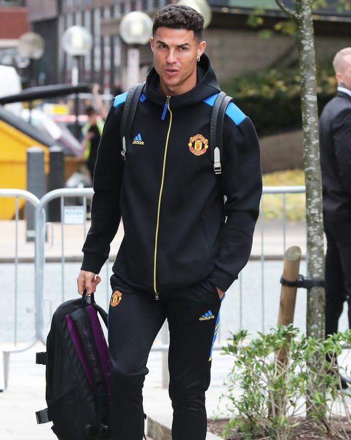 Red23Army's tweet photo. - Skuad Manchester United yang terlihat di Hotel Lowry: De Gea, Henderson, Heaton, Wan-Bissaka, Maguire, Lindelöf, Shaw, Matić, McTominay, Van de Beek, Pogba, Bruno Fernandes, Sancho, Lingard, Greenwood, Cavani, Rashford dan Ronaldo.

[Manchester Evening News] https://t.co/SrVCmFENt1