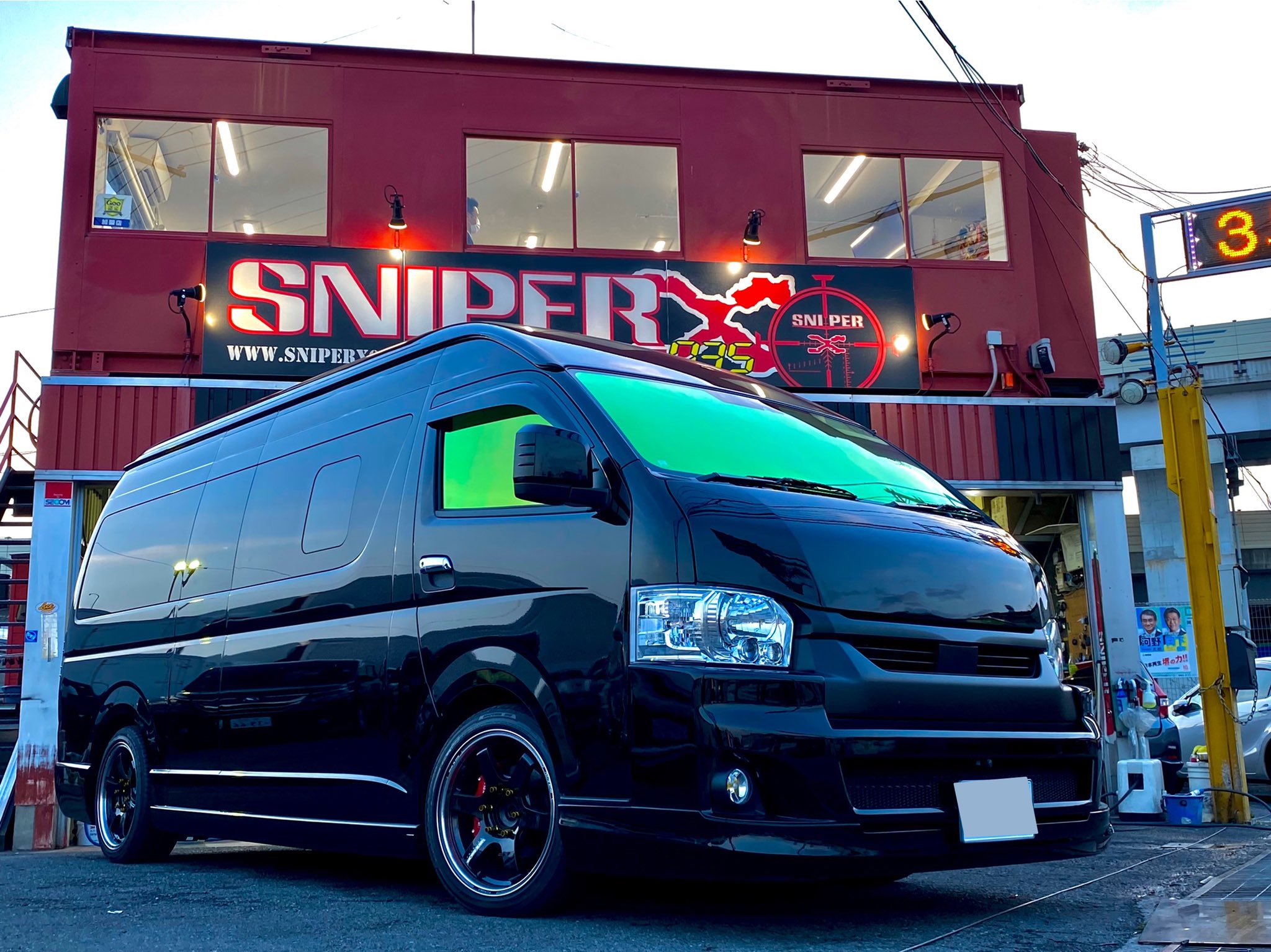 Sniperx Sniperx ハイエース 外見 内装カスタム多数 スライドドアはフットセンサーを付けていて足をかざすと開きます カッコいいですな Sniperx035 ハイエースカスタム ハイエース ハイスタ ハイエース1型 ハイエース2型 ハイエース3型