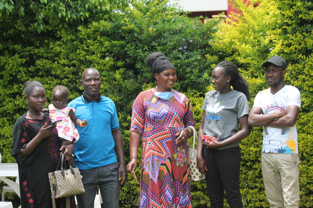 humblekidug's tweet photo. When the family meets the photographer.
I love my family.
God Bless them. https://t.co/d2cHwBVKyw