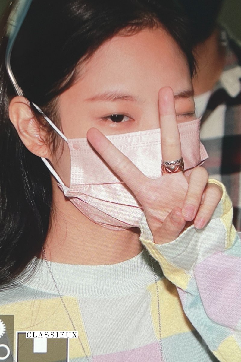 CLASSIEUXforJEN's tweet photo. 211024 😉✌️❤️
#BLACKPINK #JENNIE #블랙핑크 #제니 https://t.co/zgNusifWua