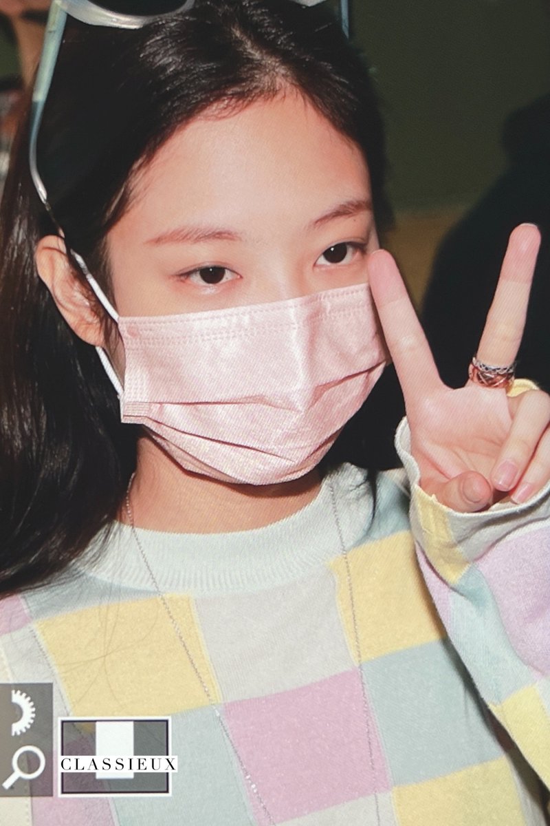 CLASSIEUXforJEN's tweet photo. 211024 😉✌️❤️
#BLACKPINK #JENNIE #블랙핑크 #제니 https://t.co/zgNusifWua
