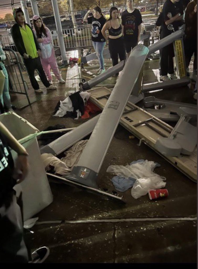 slimeypat's tweet photo. hpd really canceled playboi carti concert https://t.co/XACGeeReAl