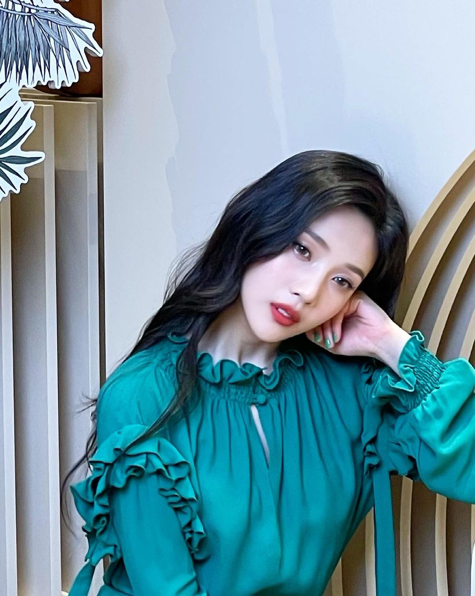 CL6RlONE's tweet photo. @deafsoul_ @Floorwax102421 ㅤ
ㅤ
As soon as they reached the end of the aisle, she flashes a polite smile at the groom, Max, mouthing a 'congratulations' before pulling her arm back from Xavi and making her way to her assigned seat.

ㅤ https://t.co/jApMrIoJtU