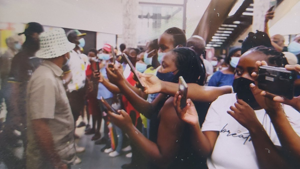 MandaKhoza's tweet photo. Mr President @CyrilRamaphosa Please ask your bodyguards to stop touching women's breast's when asking them to move back. We do understand the security issues, but can we be respected. There's no need to push me on the chest. (gentleman wearing a bucket hat) @SAEditorsForum https://t.co/IkvBPeCExr