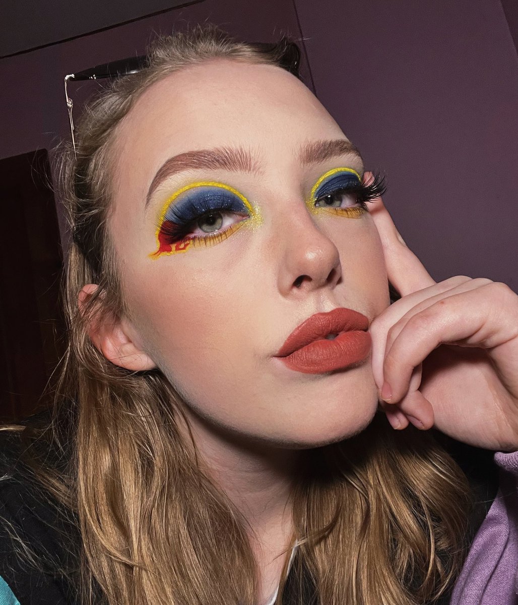PITSTOPSTRAT's tweet photo. a new #f1makeup look? from me?
i’m a bit rusty, i gotta say, but for anyone who was waiting for a @redbullracing look, i gotchu fam !! sincerely from, a very proud merc fan 😉🖤 https://t.co/ZMhu9OqA0u
