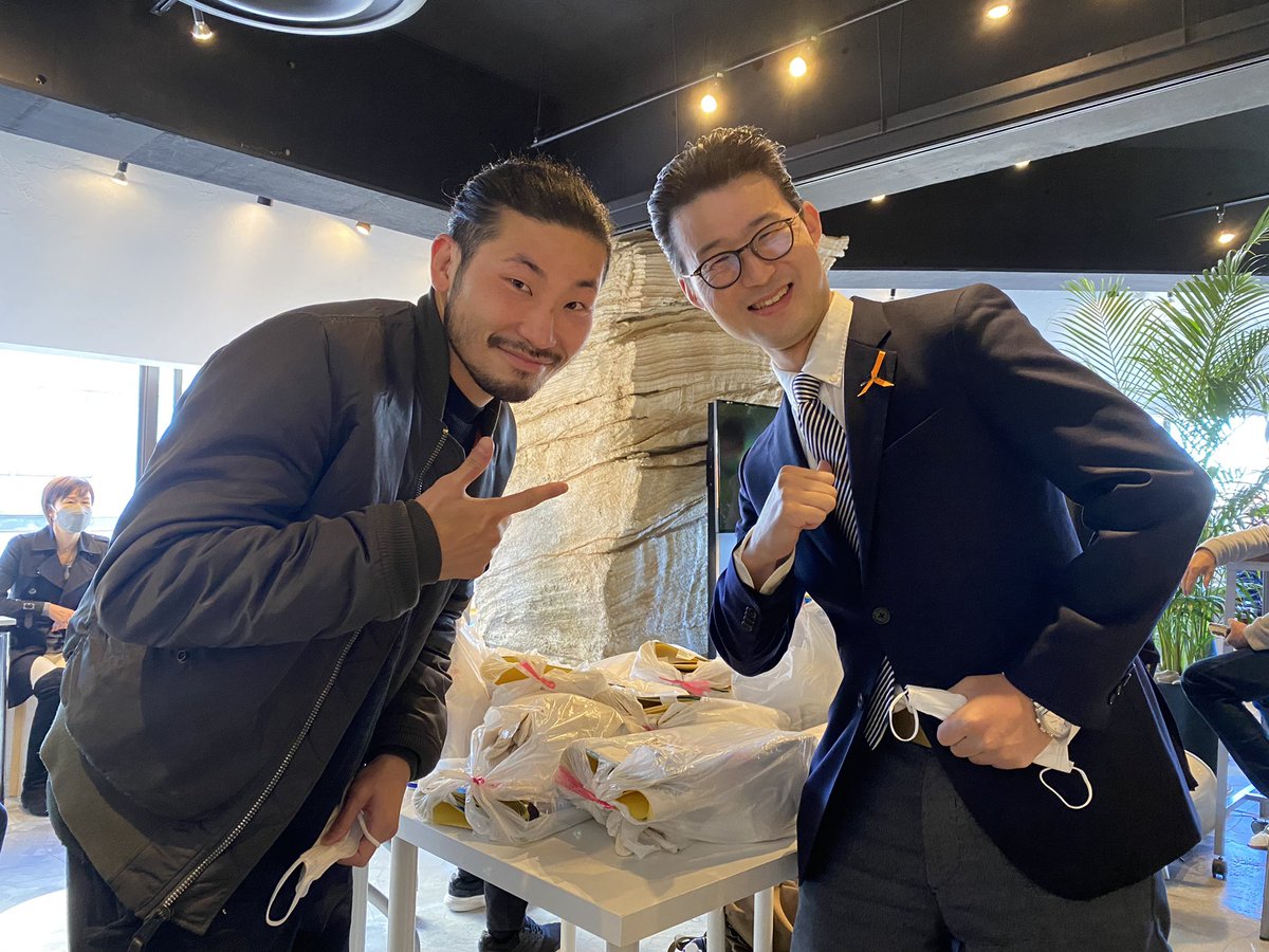 yosukeyama's tweet photo. 岩佐亮佑 元IBF世界スーパーバンタム級王者に応援していただき、ポスター貼りを手伝っていただきました。
世界を制した岩佐さんの応援、勇気100倍です。
#柏市長選挙 https://t.co/OPBh3slyoz