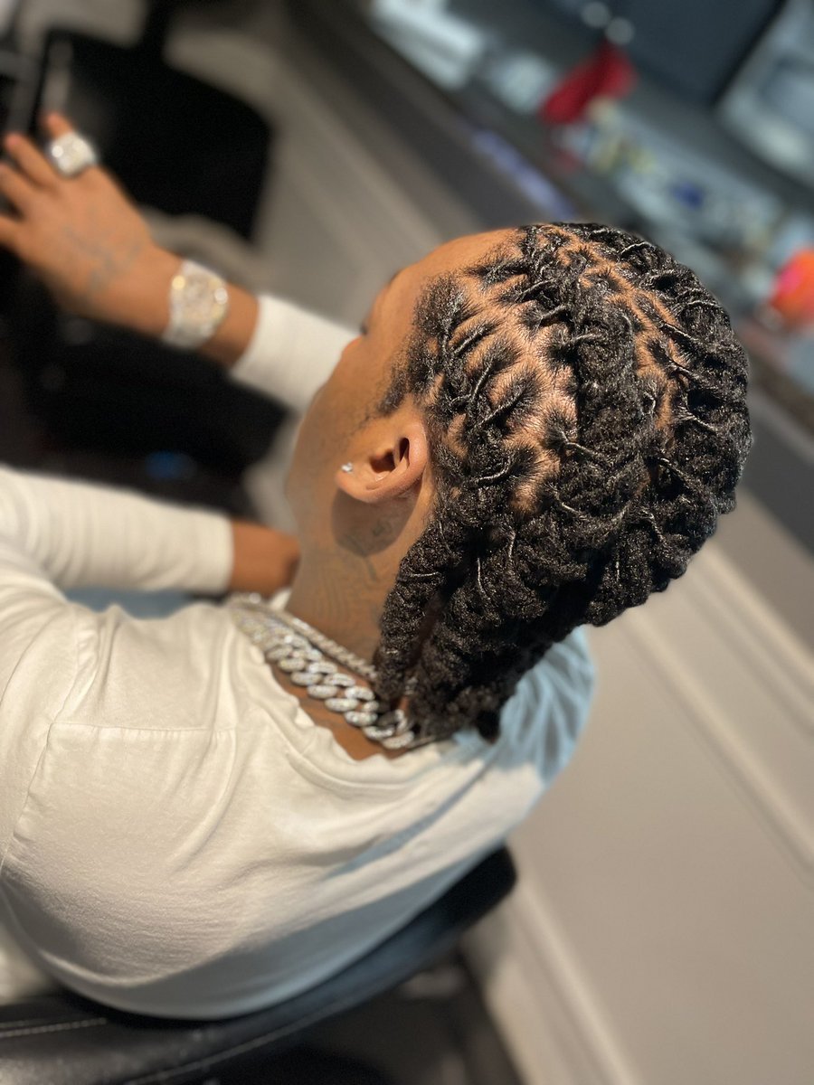 SteveDriveMemo's tweet photo. ALL THIS JEWELRY LIGHT UP MY WHOLE NECK LOOK LIKE THE VEGAS STRIP🥶 #SIXO #STEVEDRIVE https://t.co/vdvC4bShhE