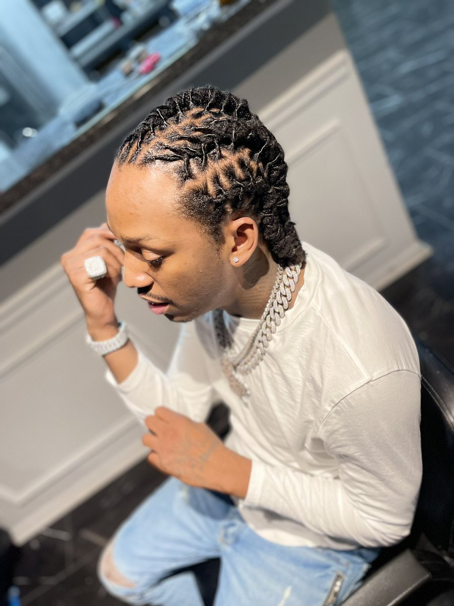 SteveDriveMemo's tweet photo. ALL THIS JEWELRY LIGHT UP MY WHOLE NECK LOOK LIKE THE VEGAS STRIP🥶 #SIXO #STEVEDRIVE https://t.co/vdvC4bShhE