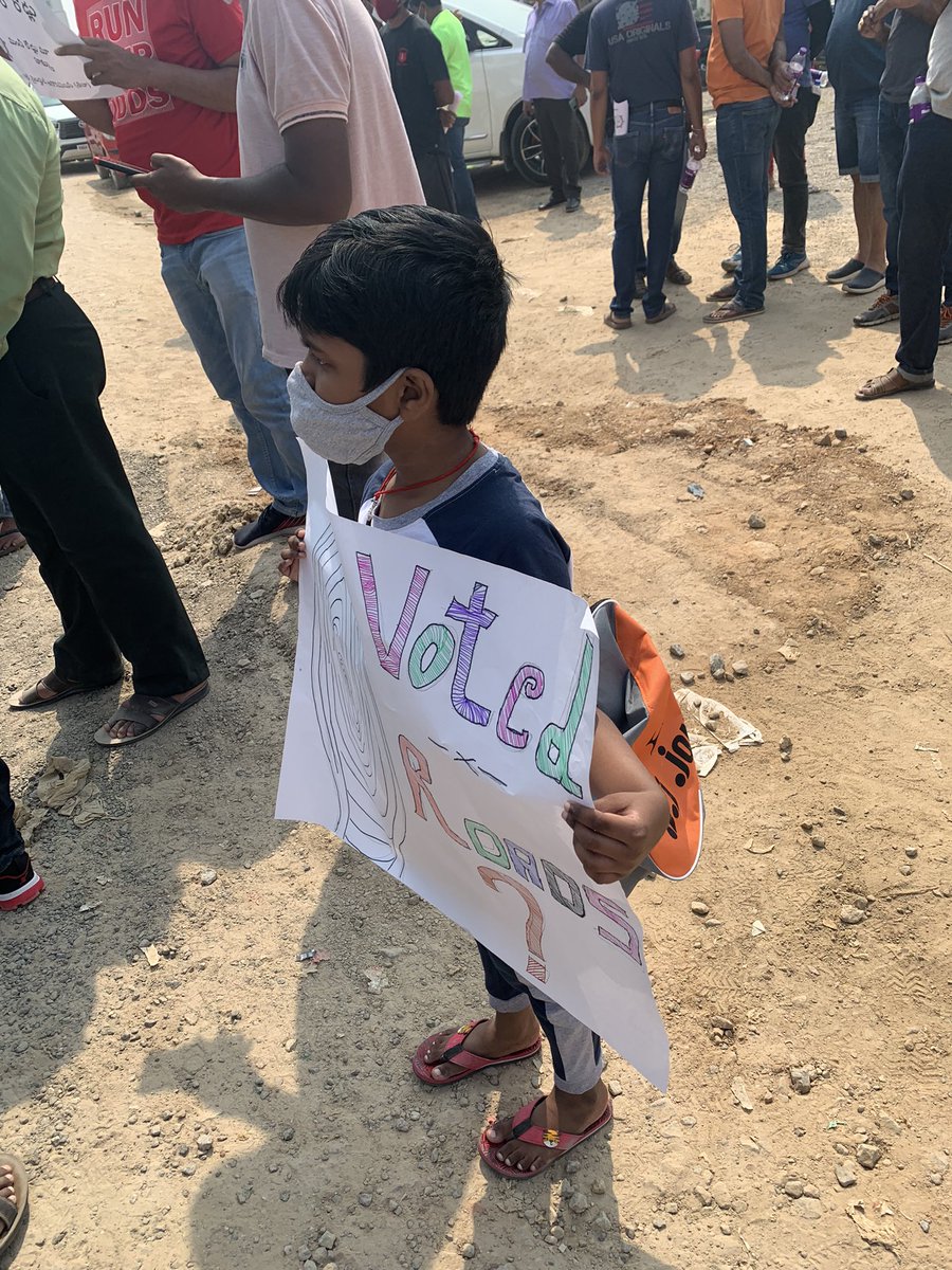 vasumullapudi's tweet photo. Protesting bad infrastructure in Tellapur/Gopanpally. @KTRTRS @GHMCOnline @CommissionrGHMC Complete the 4 lane road that's going on for years #tellapoorroads https://t.co/B3ZFycvrAm