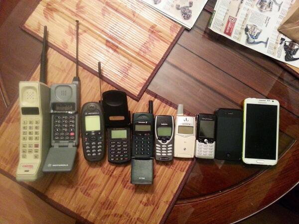ARanganathan72's tweet photo. Evolution of mobile phones since the time Pakistan has been trying unsuccessfully to beat India in Cricket World cups. #INDvPAK https://t.co/5WtacWXRIr